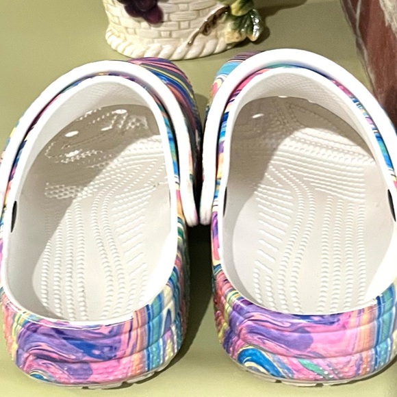 EUC CROCS Pastel Swirl Pattern Slip-ons. Men’s 7. Women’s 9. - Picture 5 of 8
